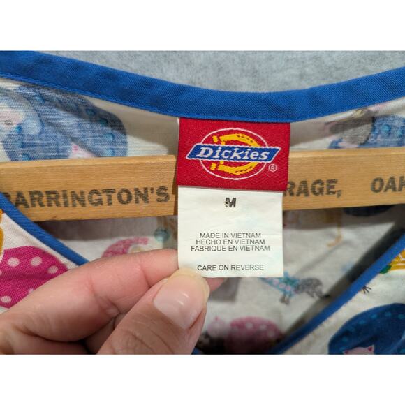 Dickies Scrub Top Women's Medium White Cute Animal All Over Print V-Neck - Picture 2 of 5